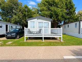 Beautiful Caravan With Decking At Broadland Sands Ref 20372Bs - 8