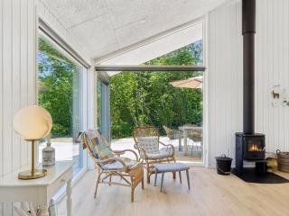 Holiday Home Lonneke - 450m from the sea by Interhome - 7