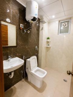 Spacious Studio Apartment Near Medanta Hospital by LuxAura Stays - 5