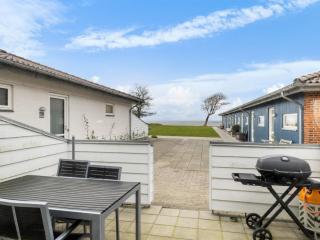 Apartment Kari - 50m from the sea by Interhome - 2