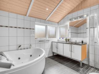Holiday Home Næwe - 10m to the fjord by Interhome - 5