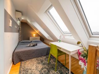 Apartment for 6 with Terrace & Air Conditioning near Metro U3 - 1