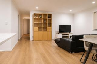 Mt Gravatt Affordable 4 BR Family Home | Sleep 8 - 9