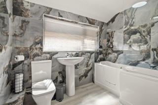 Luxury Home, Sleeps 12, Pool Table, Free Parking - Worcester - 6