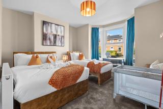 Luxury Home, Sleeps 12, Pool Table, Free Parking - Worcester - 2