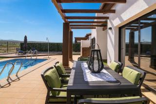 GuestReady - Luxury Villa with Pool - 9