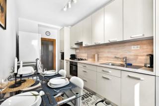 Sunny Apartment for 4 - Balcony & Workspace - 8