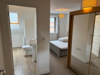 House - Sleeps 10 - Parking - 2 spaces and Garden - 4