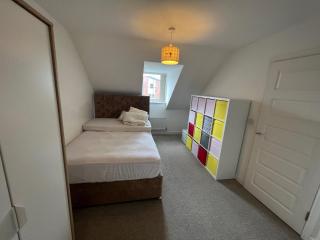 House - Sleeps 10 - Parking - 2 spaces and Garden - 6