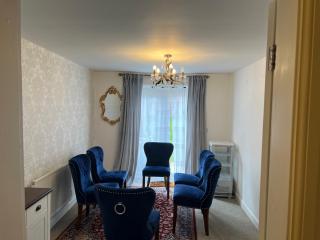 House - Sleeps 10 - Parking - 2 spaces and Garden - 9