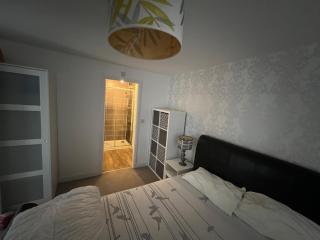 House - Sleeps 10 - Parking - 2 spaces and Garden - 8