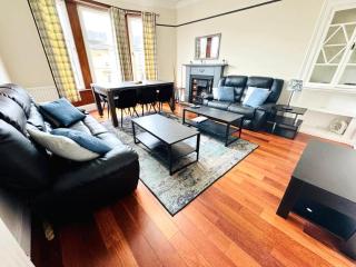Spacious 4-Bed Duplex with Pool Table Near GLA Airport - 9