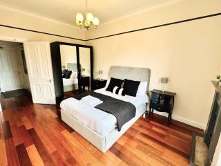 Spacious 4-Bed Duplex with Pool Table Near GLA Airport - 7