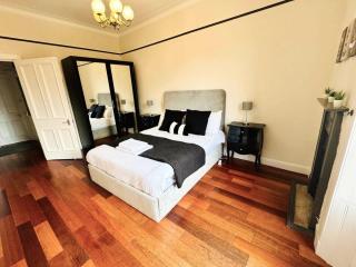 Spacious 4-Bed Duplex with Pool Table Near GLA Airport - 5