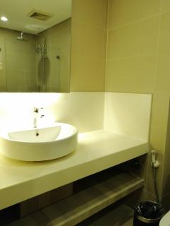 Makati Central Stay - Poblacion Malls & Nightlife - 2