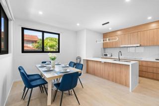 Modern 4BR Retreat Near Brisbane CBD - 8