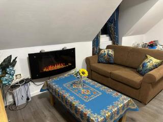 Apartment Sleeps 4 with Parking - 0