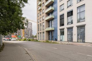 CityPark Skyline Apartment with Balcony & Free Parking - 9