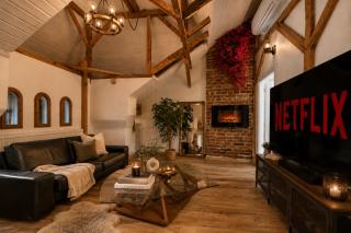 One-Bedroom Apartment with Fireplace near Parliament - 0