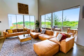 Luxury 4BR Hilltop Retreat Scenic Views - 1