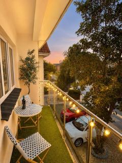 Beach Getaway - Balcony - Parking - Walk to Beach - Sleeps 5 - 8