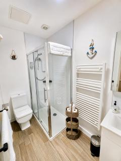 Beach Getaway - Balcony - Parking - Walk to Beach - Sleeps 5 - 6