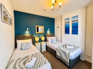 Beach Getaway - Balcony - Parking - Walk to Beach - Sleeps 5 - 7