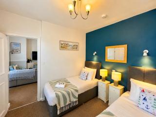 Beach Getaway - Balcony - Parking - Walk to Beach - Sleeps 5 - 2