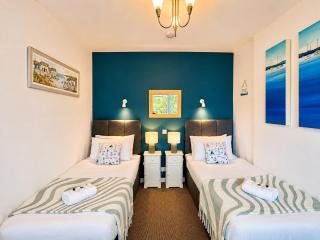 Beach Getaway - Balcony - Parking - Walk to Beach - Sleeps 5 - 3