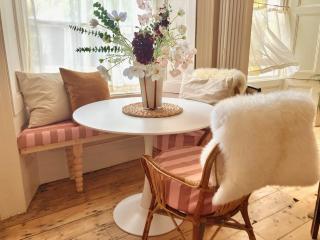 Stylish 2 bed Apartment 15 min walk to beach or harbour - 9