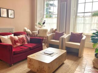 Stylish 2 bed Apartment 15 min walk to beach or harbour - 0