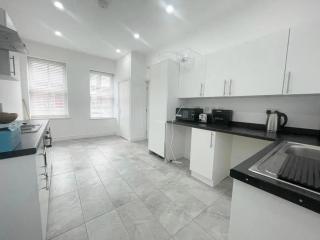 Contractor, NHS, Family Long Stay House with Parking & Fast WiFi in Willenhall - Wolverhampton - 5