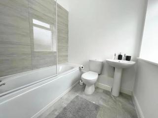 Contractor, NHS, Family Long Stay House with Parking & Fast WiFi in Willenhall - Wolverhampton - 2