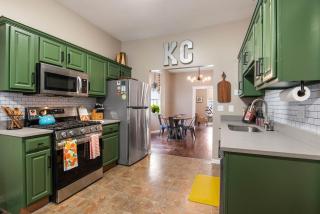 KC Explorer - Walkable 39th St Bungalow Parking - 5