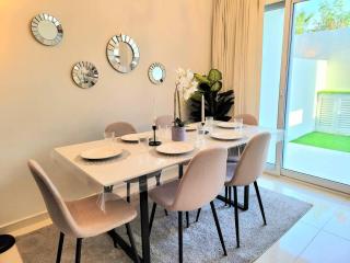Damac Hills 2 Villa Pool Front + Waterpark Access - 7