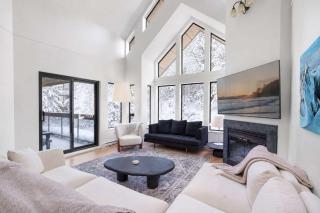 Luxury 6-Bedroom - Whistler Village - 2