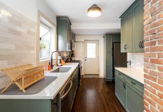 Modern West Plaza Home Walkable to Plaza 1127 - 6