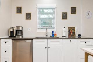 The Marbled Speakeasy - San Antonio Luxury Home by the Alamo - 1