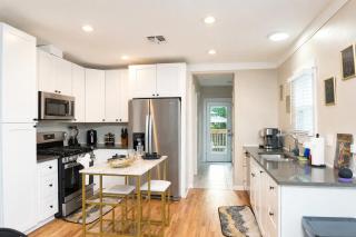 The Marbled Speakeasy - San Antonio Luxury Home by the Alamo - 6