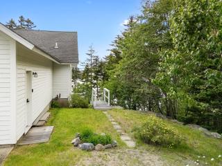 Comfortable bayfront home with beautiful views, large deck & on-site tennis - 8