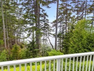 Comfortable bayfront home with beautiful views, large deck & on-site tennis - 7