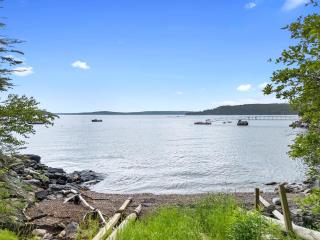 Comfortable bayfront home with beautiful views, large deck & on-site tennis - 6