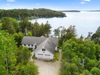 Comfortable bayfront home with beautiful views, large deck & on-site tennis - 5
