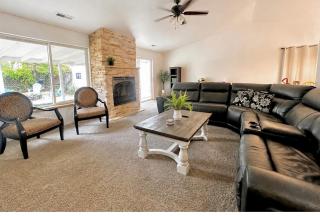 HOT TUB! King Bed-Firepitt-Near Airport& Freeway - 0