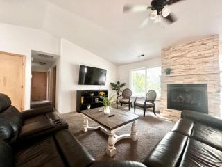 HOT TUB! King Bed-Firepitt-Near Airport& Freeway - 6