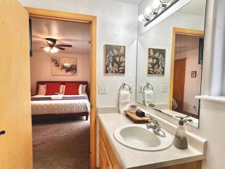 HOT TUB! King Bed-Firepitt-Near Airport& Freeway - 9