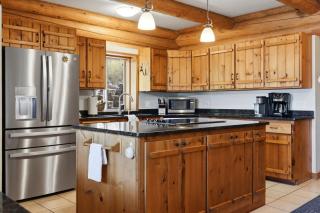 Cozy's Lakefront Lodge- Luxury Log Cabin - 3