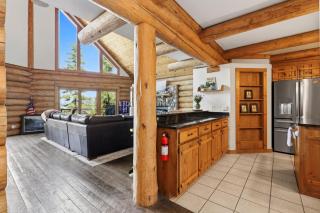 Cozy's Lakefront Lodge- Luxury Log Cabin - 4