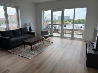 Spacious 2BR Apartment Steps from UIC Rush Stroger Hospital and Restaurant Row - 5
