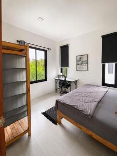 Quiet Central 2BR House - Jungle View - 8